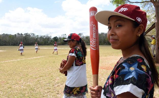 Las diablillas de Hondzonot, sóftbol descalzas y con huipil