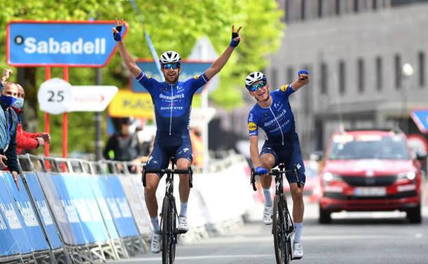 Los lobos del equipo Deceuninck se reparten la etapa de Ondarroa