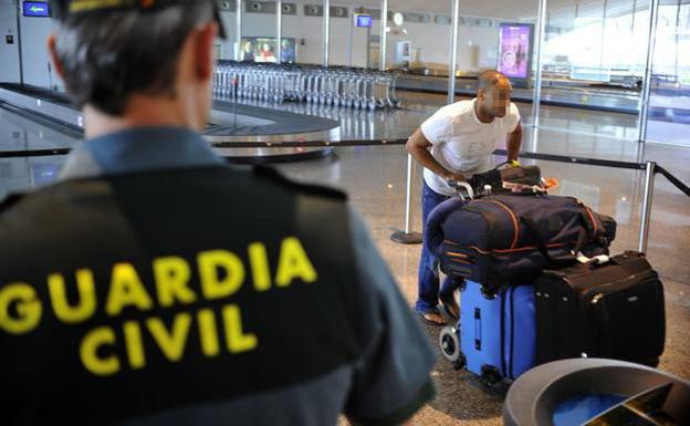 Sancionan a un guardia civil de Loiu por apropiarse de objetos requisados