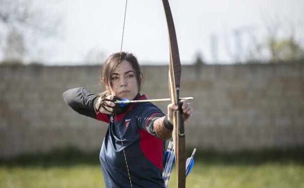 Una arquera lista para disparar su próxima flecha en el Europeo