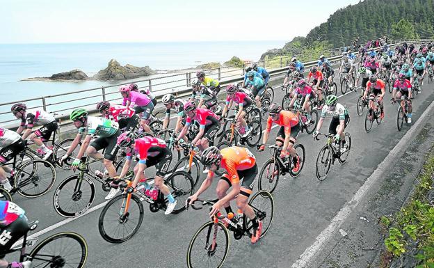 Los ciclistas piden que les dejen dar bidones a los niños