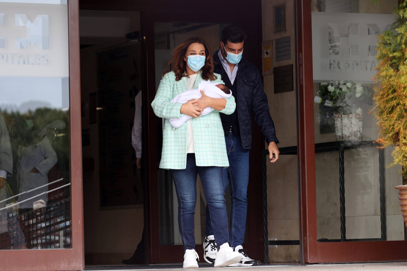 Paula Echevarría abandona el hospital con su hijo Miguel en brazos