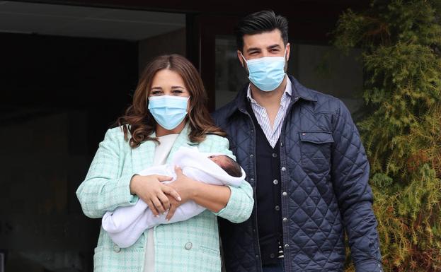 Paula Echevarría abandona el hospital con su hijo Miguel en brazos