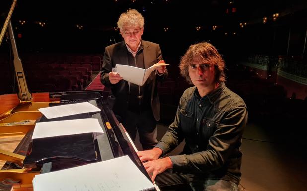 Bernardo Atxaga y Mikel Azpiroz reactivando el ciclo 'Literatura eta Musika Euskaraz'