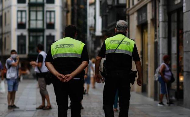 Abusa de una chica en una entrevista de trabajo en Uribarri