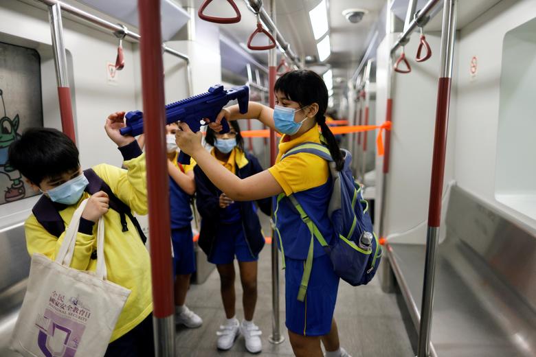 Hong Kong celebra el 'día de la educación' con una marcha militar y pistolas de juguete