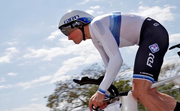 La rabia de Enric Mas por el pinchazo que le aparta del liderato