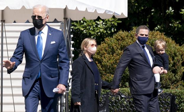 A life in 300 pages.  Hunter Biden, with his little son in his arms and accompanied by his wife and father, tells of all the stumbling blocks that he starred in in his book 'Beautiful Things'. / EFE