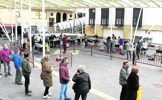 La ONG Zaporeak reparte 300 raciones en su jornada del 'Túper solidario'