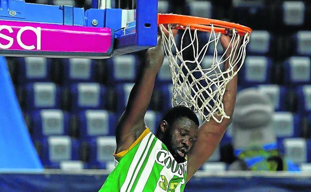 Las victorias del Betis y Obradoiro encarecen la permanencia