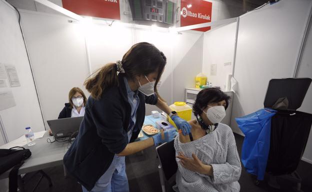 Osakidetza agota las 20.000 citas para vacunarse del colectivo entre 74 y 79 años en 15 horas pese a los problemas en la web