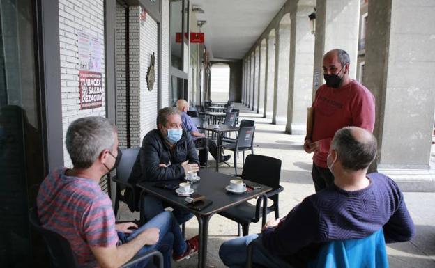 La hostelería alavesa confinada, pendiente del tiempo para llenar sus terrazas