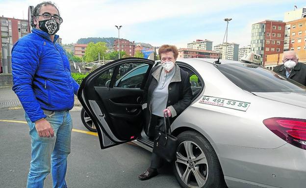 «Hubiésemos tenido que ir en metro pero nos da miedo contagiarnos»