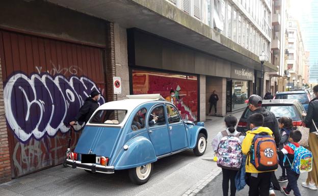 Denunciado por meter su coche por la acera de una calle cortada por la salida de escolares en Bilbao