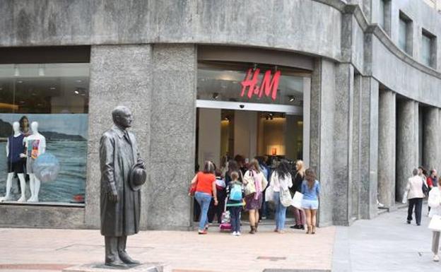Trabajadoras de H&M en huelga por despidos y cierre de tiendas