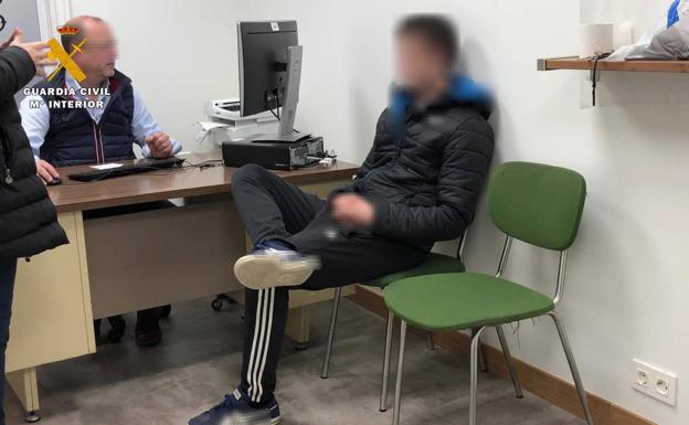 Un vizcaíno detenido por abusar de menores tras contactar en un chat