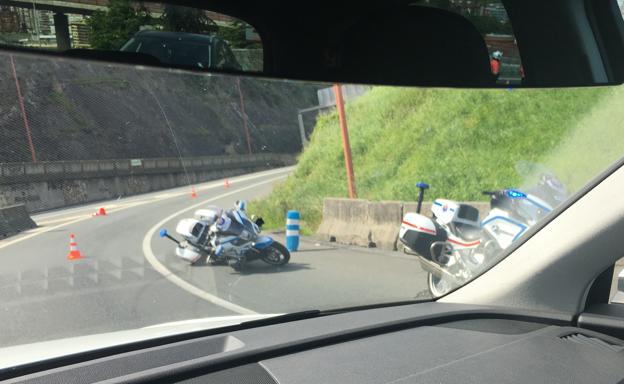 Un ertzaina herido tras resbalar su moto con una mancha de aceite en la A-8 en Bilbao