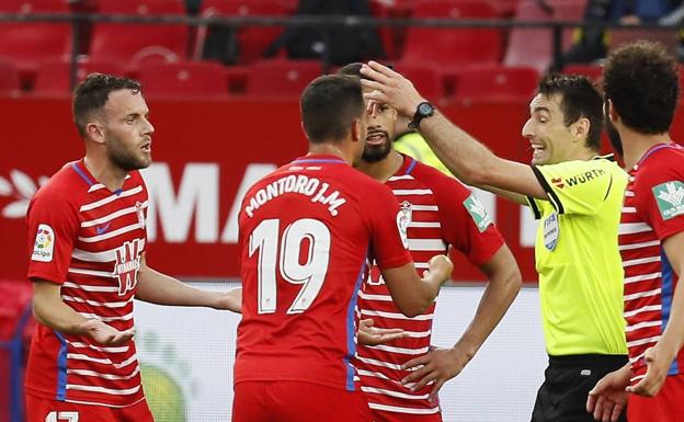 De Burgos Bengoetxea, protagonista en el Sevilla-Granada: pita el final del partido un minuto antes y después vuelve a reanudarlo