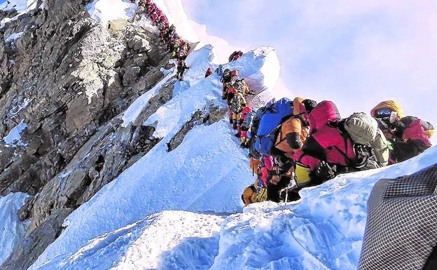 Aluvión de solicitudes de permiso para subir el Everest por el final de las restricciones sanitarias