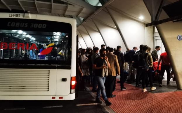 Desconcierto en Loiu por dos positivos que deambularon por el aeropuerto sin ser aislados