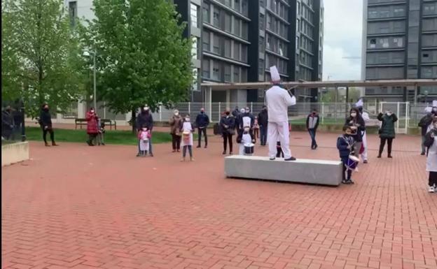 La tamborrada de Zabalgana, un homenaje a su vecino Iván