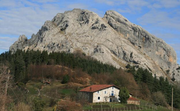 Atxarte, territorio de rapaces y escaladores
