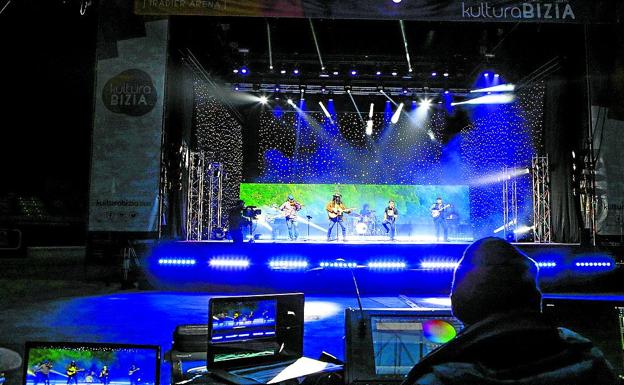 El Iradier tendrá dos escenarios y estudia colocar un suelo de césped artificial