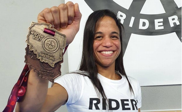 La luchadora vizcaína Naiomi Matthews reina de nuevo en Europa