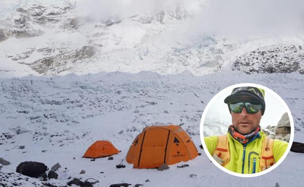 Alex Txikon llega al campo base del Everest