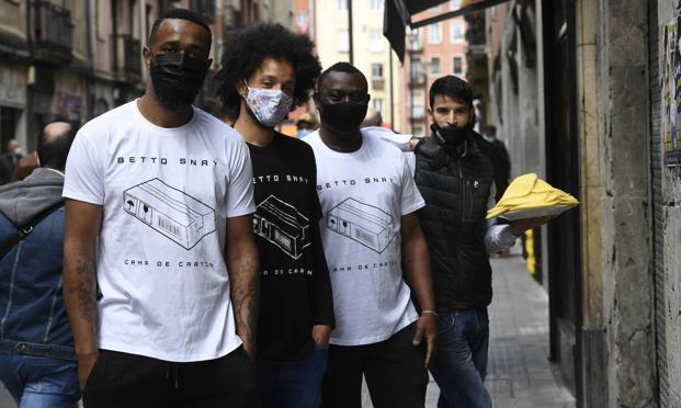 Las camisetas creadas en San Francisco para ayudar a las personas sin hogar