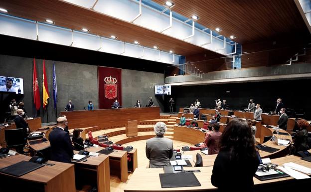 El Parlamento navarro cambia la ley para que altos cargos no dimitan si son imputados