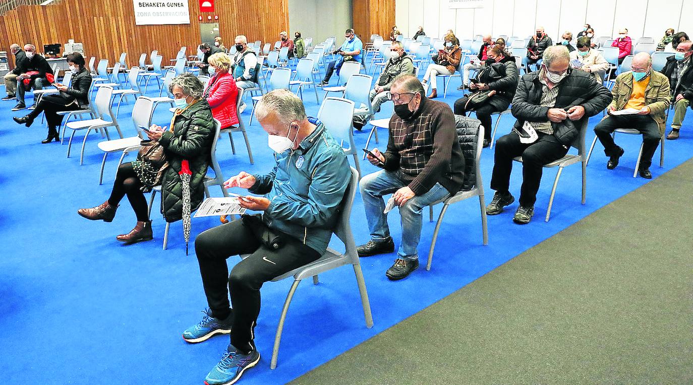 La indecisión con AstraZeneca deja otro mes en el aire la segunda dosis de 95.000 vascos