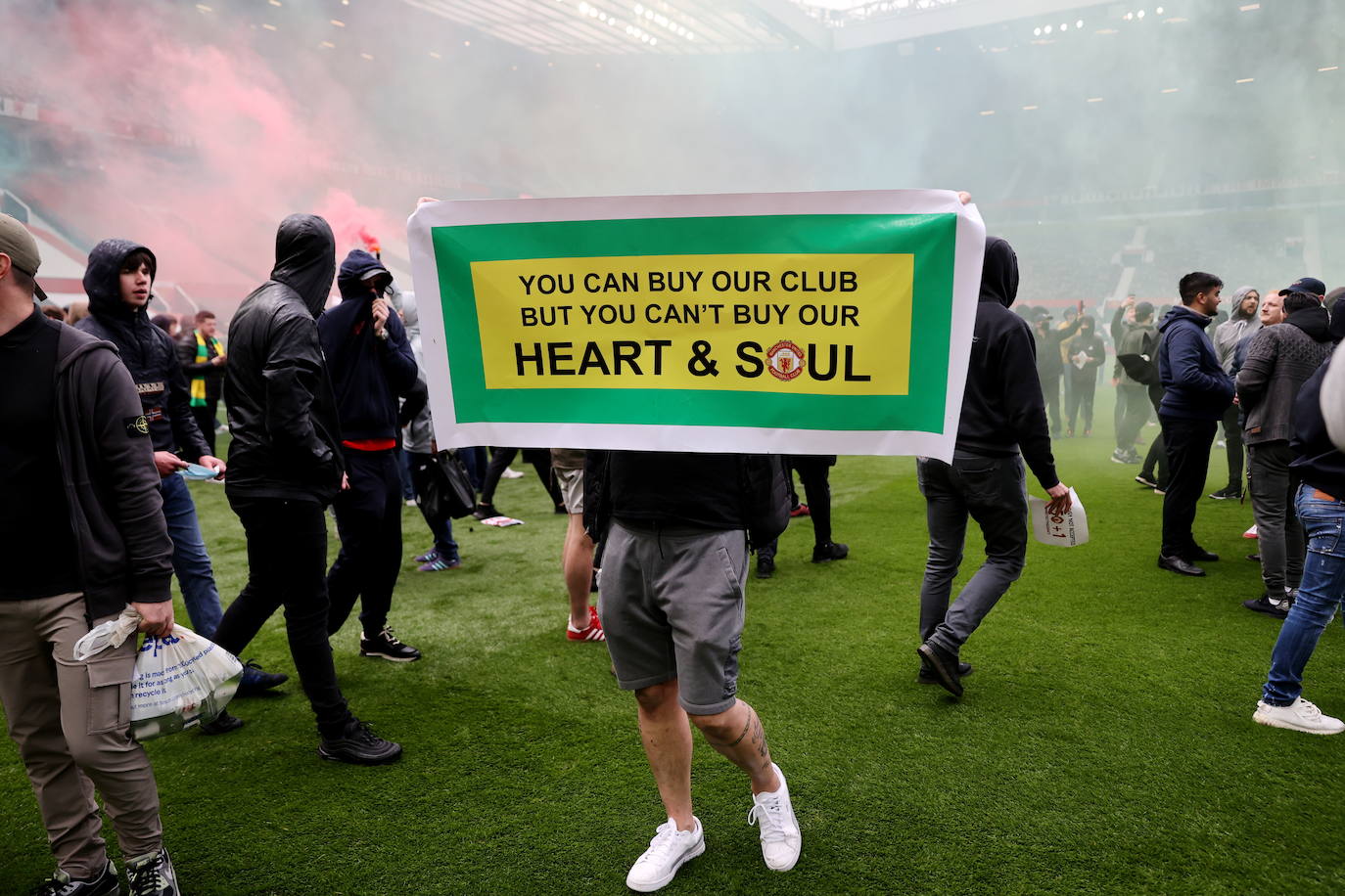 Las imágenes de cómo los hinchas asaltaron e invadieron Old Trafford