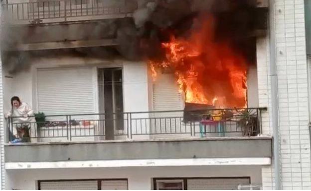 Unas velas encendidas en el salón, posible origen del llamativo incendio de ayer en Castro