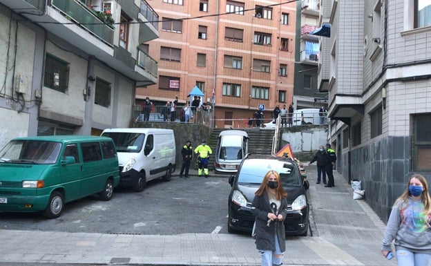 Pierde el control al aparcar y cae con el coche por unas escaleras de Santurtzi