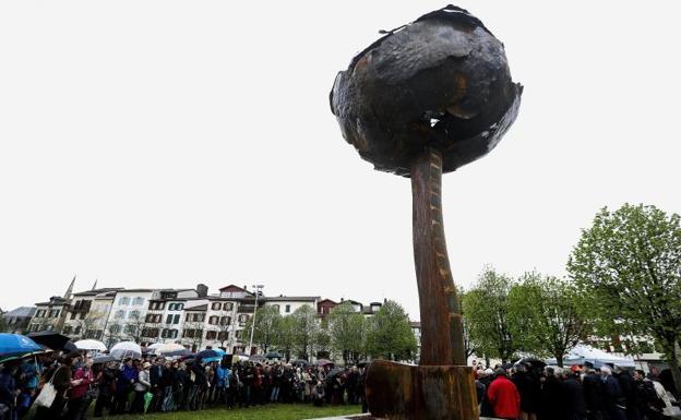 La escultura del desarme de ETA sigue guardada en un almacén tres años después