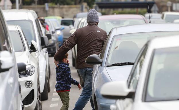 El Ayuntamiento modificará el plan para eliminar dobles filas por el rechazo de los colegios