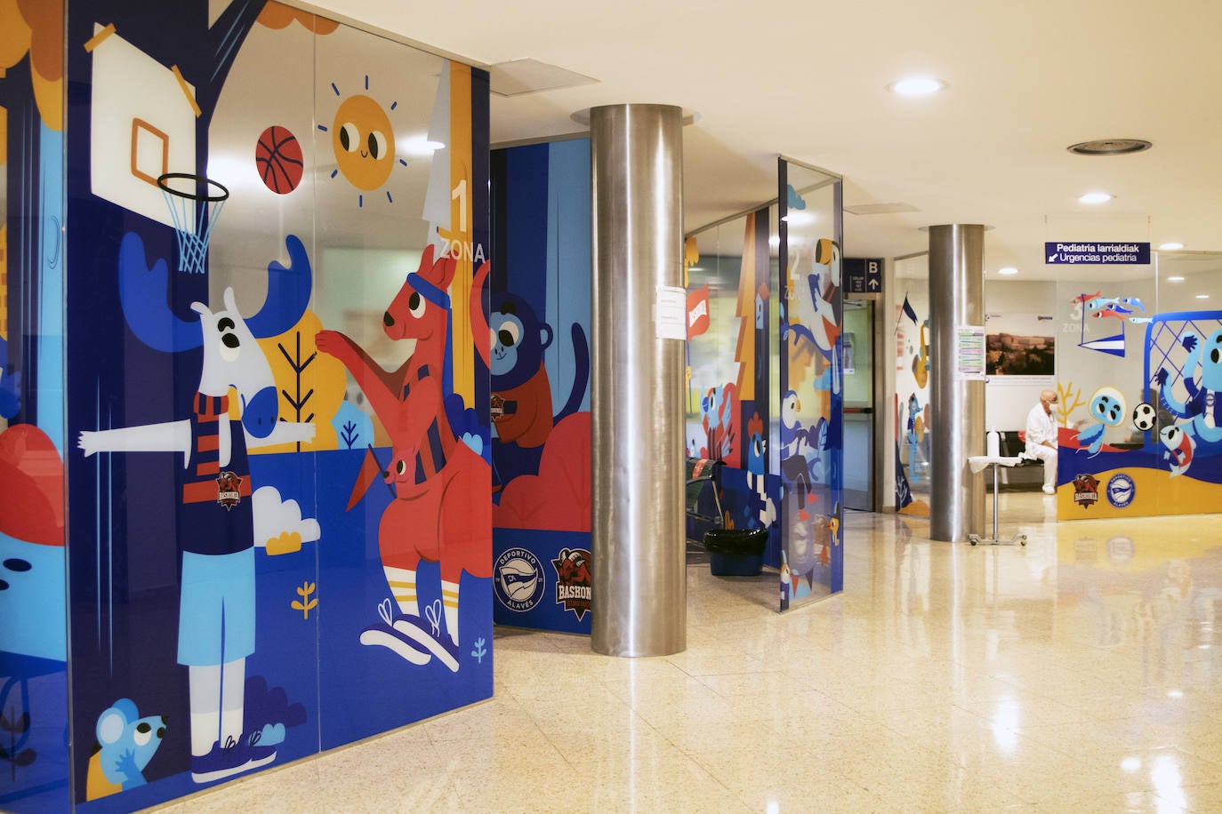 El Baskonia y el Alavés dan color al área de pediatría de Txagorritxu