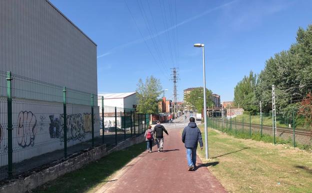 Peatones y ciclistas estrenan el nuevo camino entre Las Trianas y Salburua