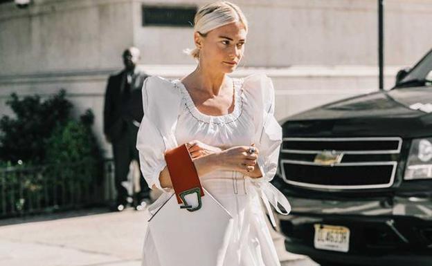 La combinación perfecta que funciona con tu vestido blanco