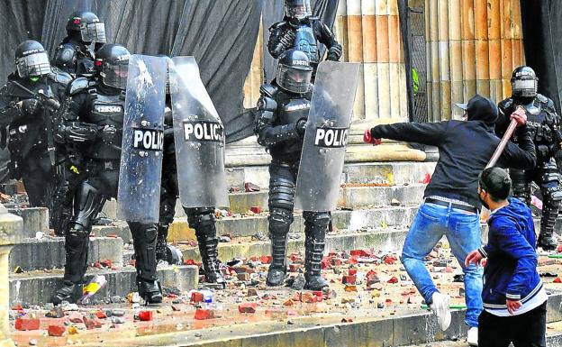 Duque emprende un diálogo para calmar Colombia pero ignora a los manifestantes