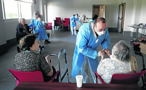 La vacunación ha evitado la muerte de 300 vascos en residencias