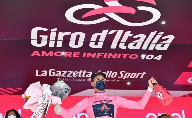 Ganna se viste a toda prisa la primera maglia rosa del Giro