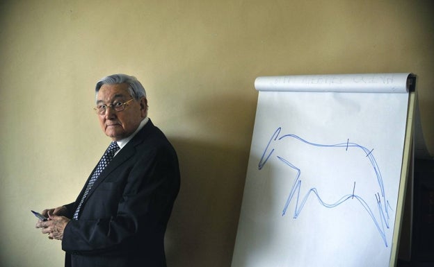 Fallece a los 89 años Juan María Apellániz, 'El Jefe' de la arqueología vizcaína