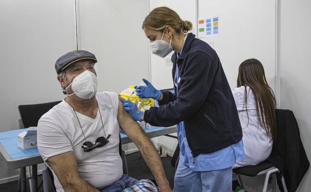 El Gobierno vasco vacunará «lo antes posible» a todos los mayores de 50 para evitar el colapso hospitalario