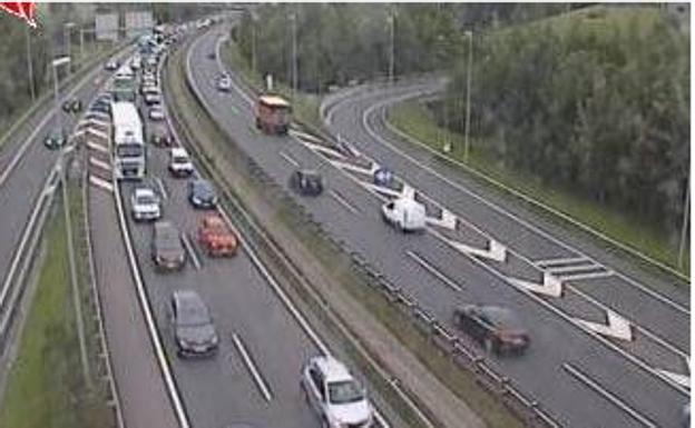 Mañana caótica en el Txorierri: la salida de calzada de un camión provoca retenciones durante cinco horas