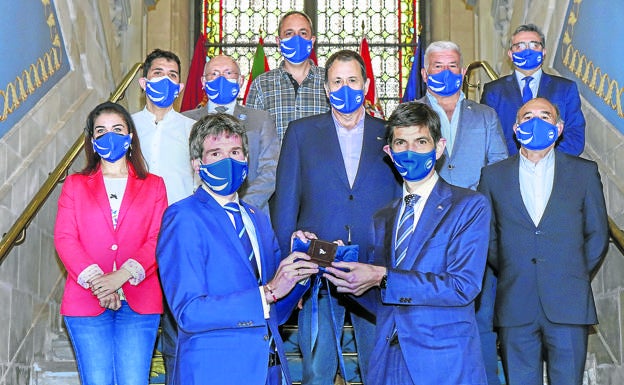 El Alavés honra al Ayuntamiento con su insignia