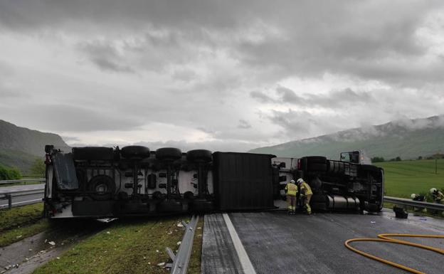 Abren la A-1 a la altura de Araia tras estar cortada varias horas al volcar un camión