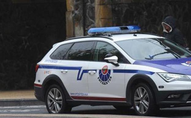 Muere un conductor tras precipitarse su todoterreno por una ladera en Zeberio