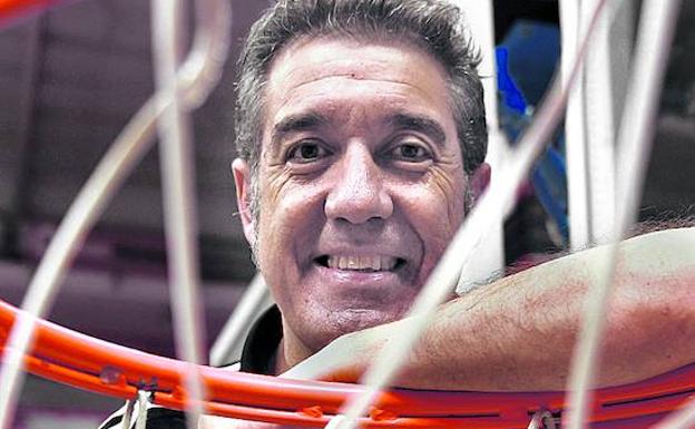 Un vizcaíno de árbitro en la Final Four: de Basauri a la elite del basket europeo